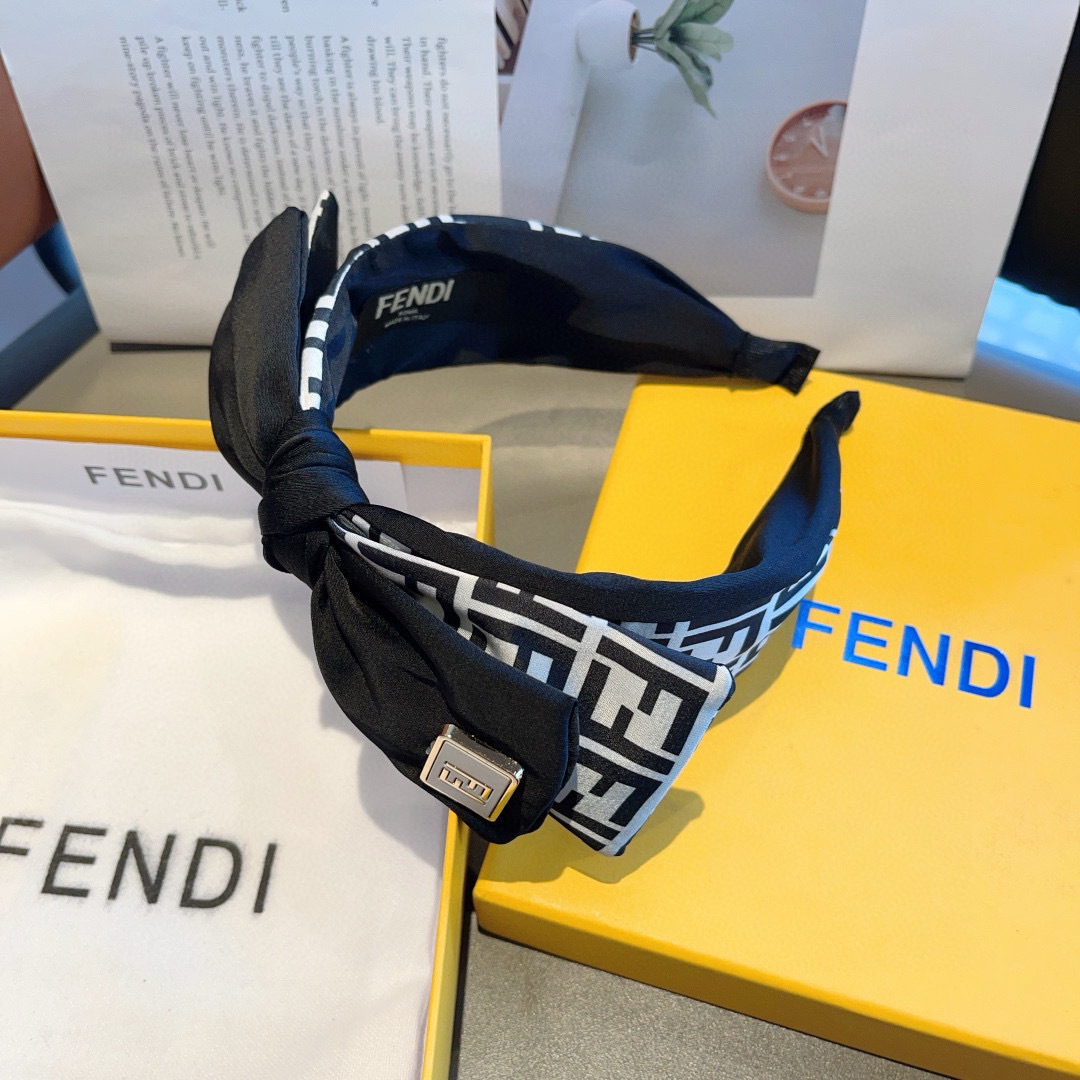 配包装
FENDI 芬迪 火爆新款蝴蝶结发箍，复古头箍，简约百搭，潮女必备品，超级的高大上！