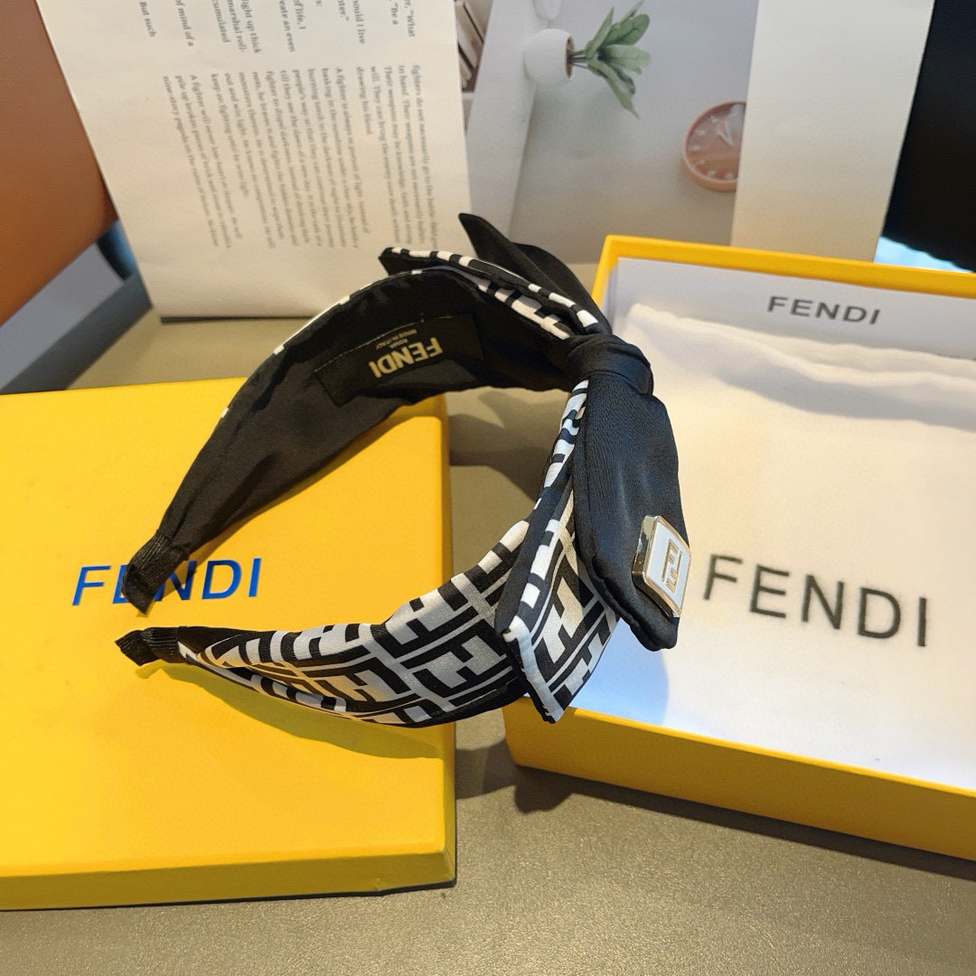 配包装
FENDI 芬迪 火爆新款蝴蝶结发箍，复古头箍，简约百搭，潮女必备品，超级的高大上！