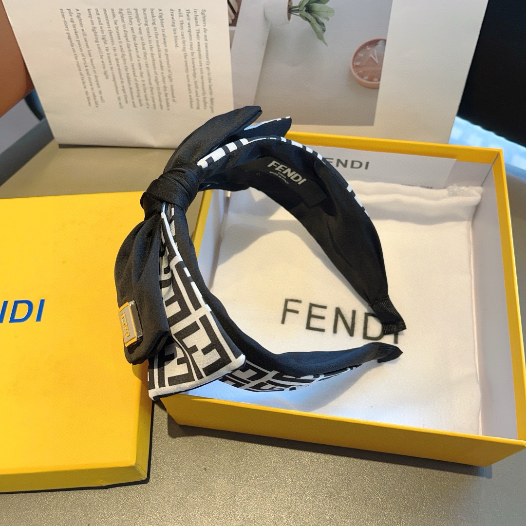配包装
FENDI 芬迪 火爆新款蝴蝶结发箍，复古头箍，简约百搭，潮女必备品，超级的高大上！
