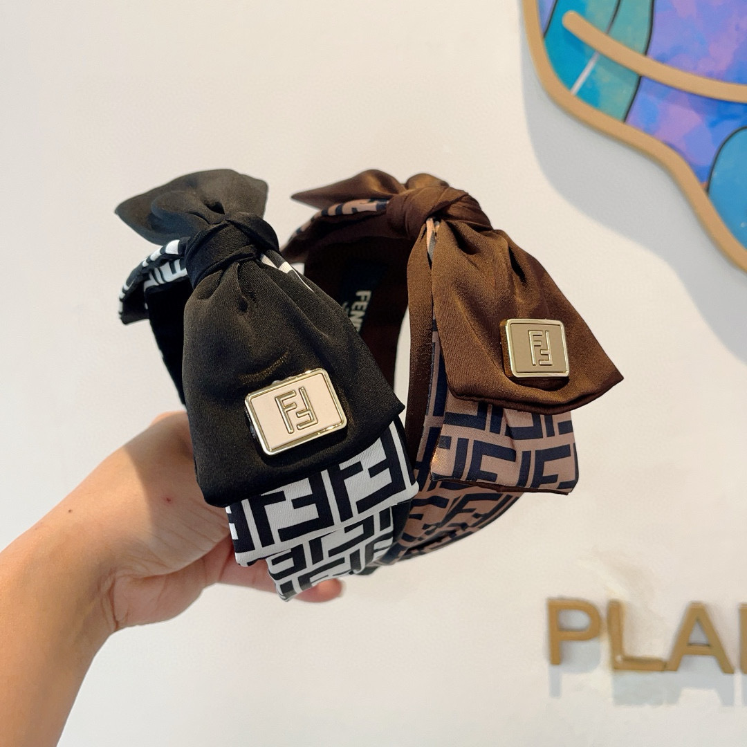 配包装
FENDI 芬迪 火爆新款蝴蝶结发箍，复古头箍，简约百搭，潮女必备品，超级的高大上！