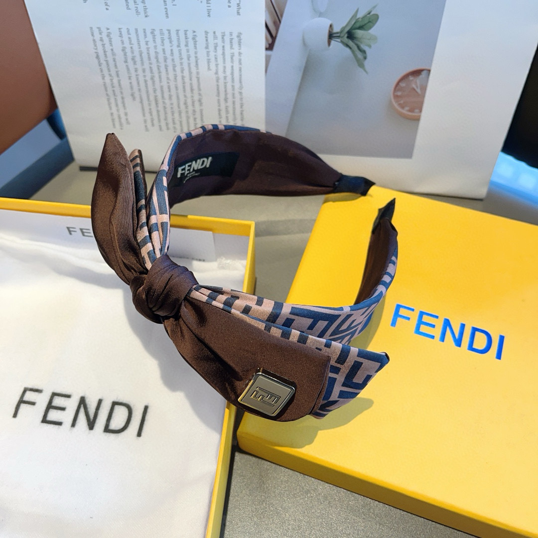 配包装
FENDI 芬迪 火爆新款蝴蝶结发箍，复古头箍，简约百搭，潮女必备品，超级的高大上！
