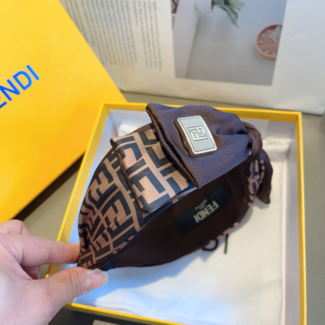 配包装
FENDI 芬迪 火爆新款蝴蝶结发箍，复古头箍，简约百搭，潮女必备品，超级的高大上！