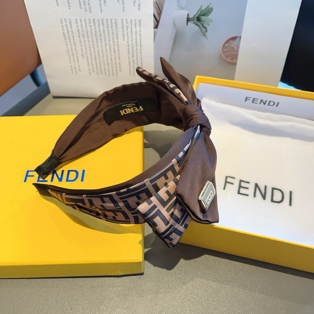配包装
FENDI 芬迪 火爆新款蝴蝶结发箍，复古头箍，简约百搭，潮女必备品，超级的高大上！