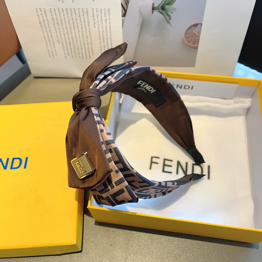 配包装
FENDI 芬迪 火爆新款蝴蝶结发箍，复古头箍，简约百搭，潮女必备品，超级的高大上！