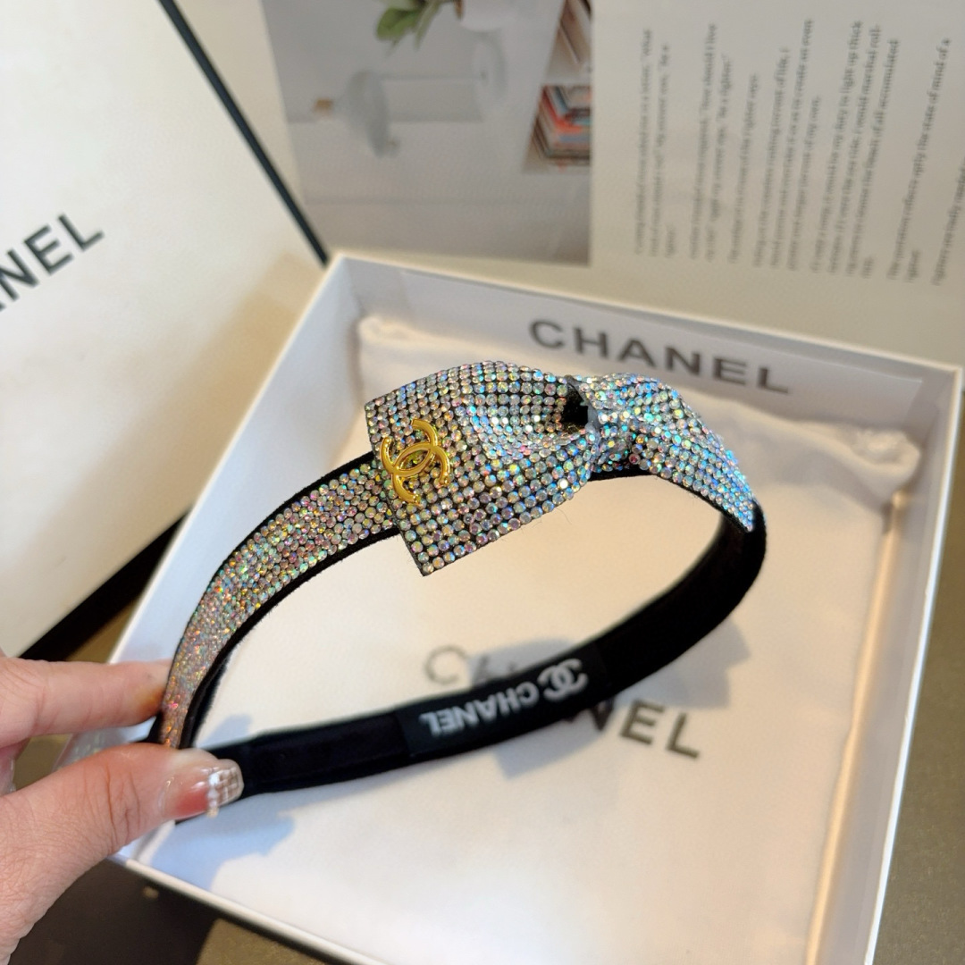 配包装
CHANEL （香奈儿） 欧美新款潮流贴钻发箍，明星同款 女神必备单品，非常百搭，时尚潮流， 戴