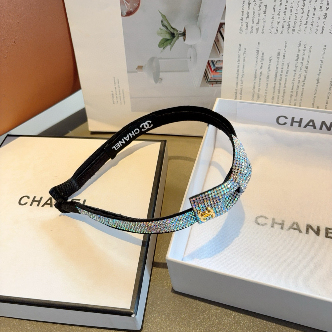 配包装
CHANEL （香奈儿） 欧美新款潮流贴钻发箍，明星同款 女神必备单品，非常百搭，时尚潮流， 戴