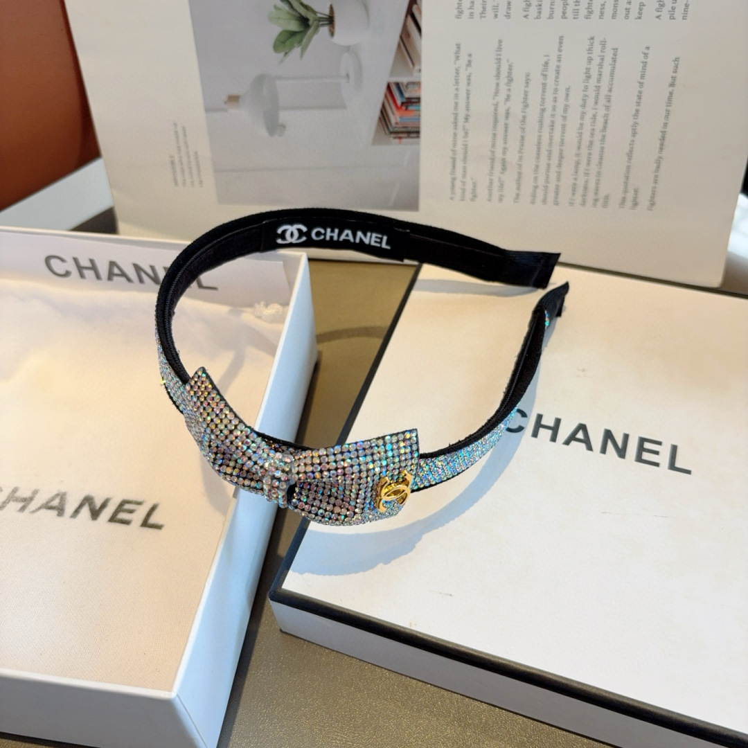配包装
CHANEL （香奈儿） 欧美新款潮流贴钻发箍，明星同款 女神必备单品，非常百搭，时尚潮流， 戴