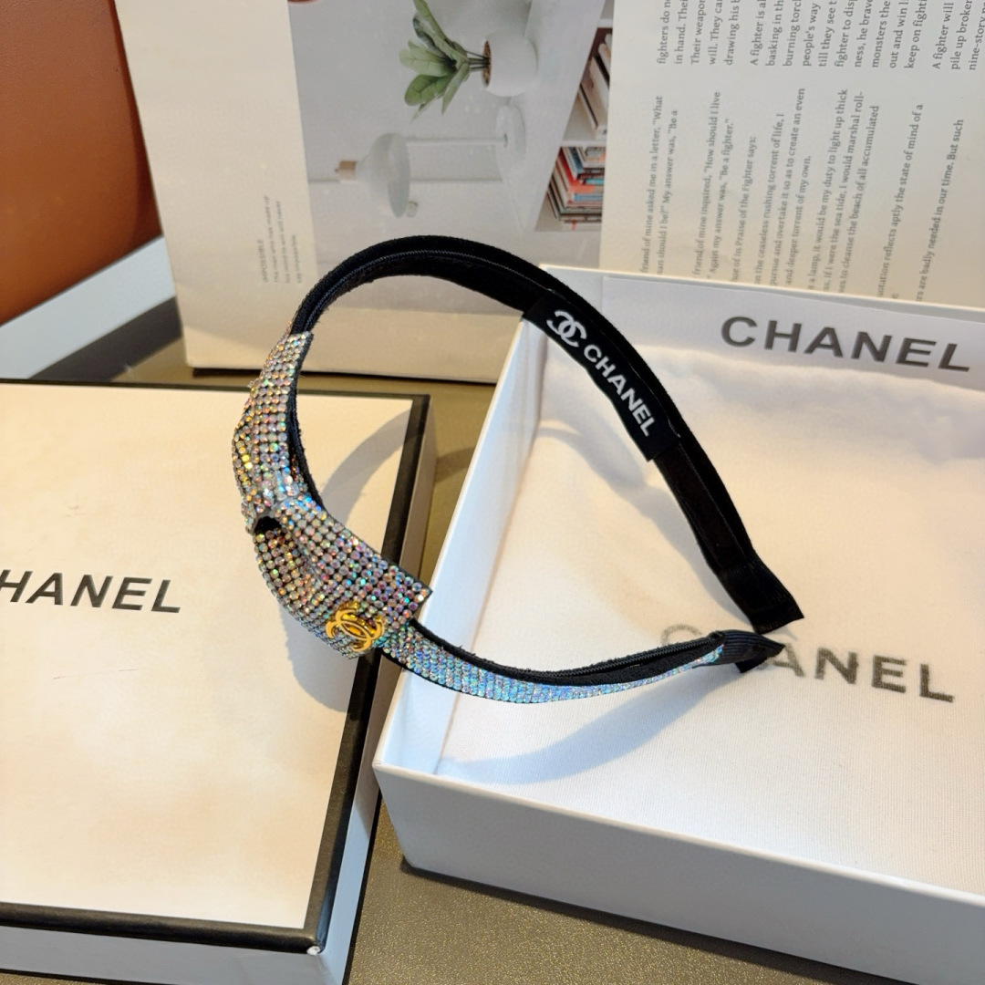配包装
CHANEL （香奈儿） 欧美新款潮流贴钻发箍，明星同款 女神必备单品，非常百搭，时尚潮流， 戴