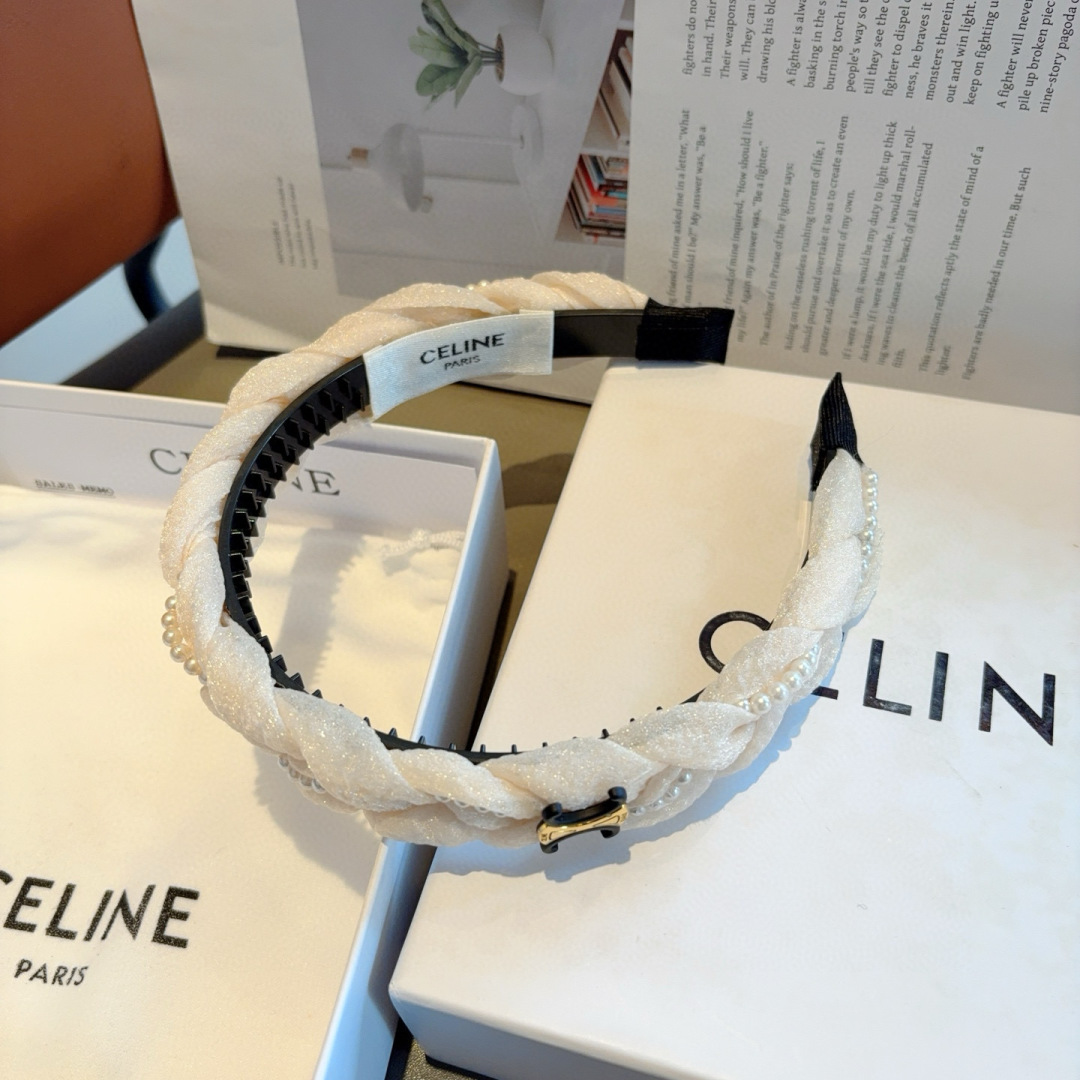 配包装
CELINE（赛琳）网红爆款，佩戴舒适无压力，造型搭配必备！非常时尚百搭！女神必备！名媛范儿。
