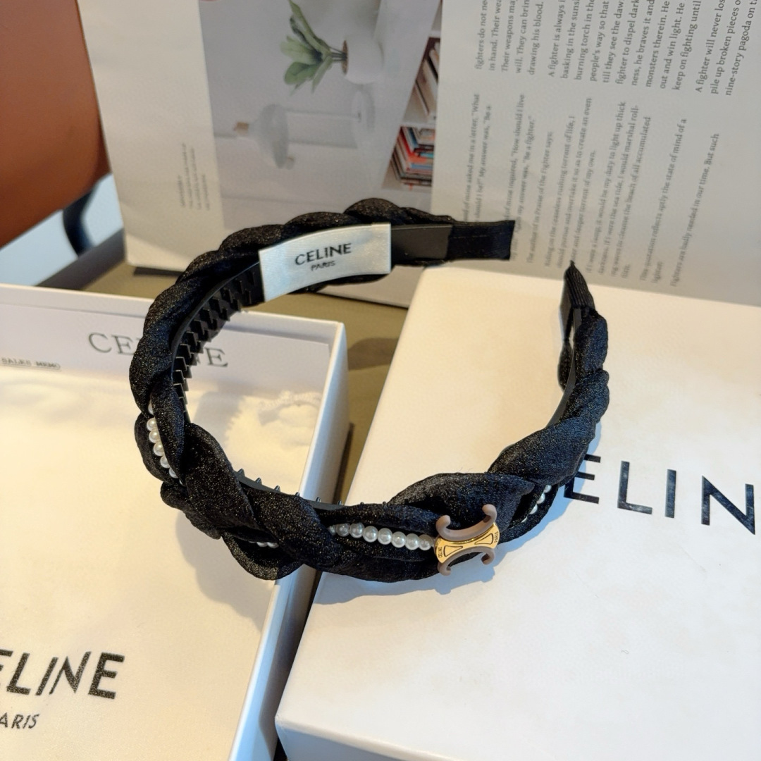 配包装
CELINE（赛琳）网红爆款，佩戴舒适无压力，造型搭配必备！非常时尚百搭！女神必备！名媛范儿。