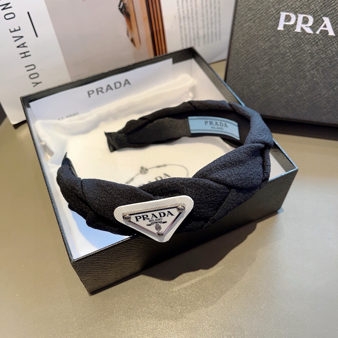 配包装
PRADA （普拉达） 倒三角新款潮流字母发箍。气质女神必备单品，非常百搭，时尚潮流， 戴上它满