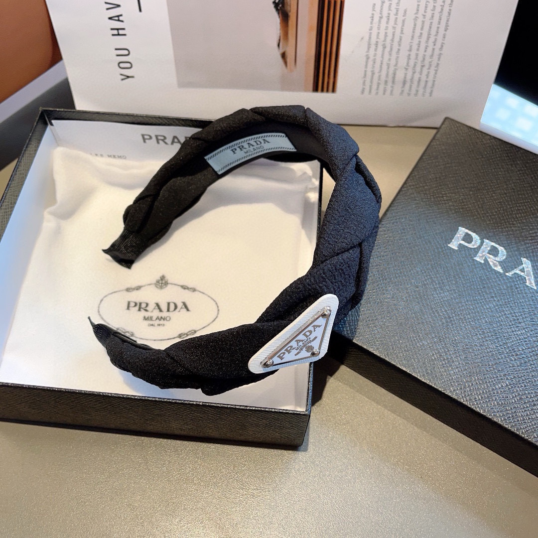 配包装
PRADA （普拉达） 倒三角新款潮流字母发箍。气质女神必备单品，非常百搭，时尚潮流， 戴上它满