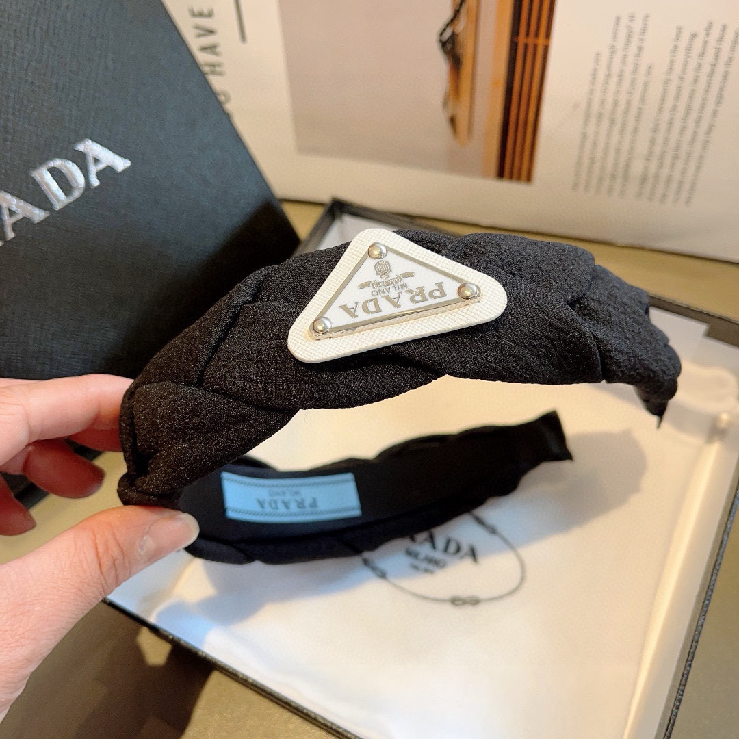 配包装
PRADA （普拉达） 倒三角新款潮流字母发箍。气质女神必备单品，非常百搭，时尚潮流， 戴上它满