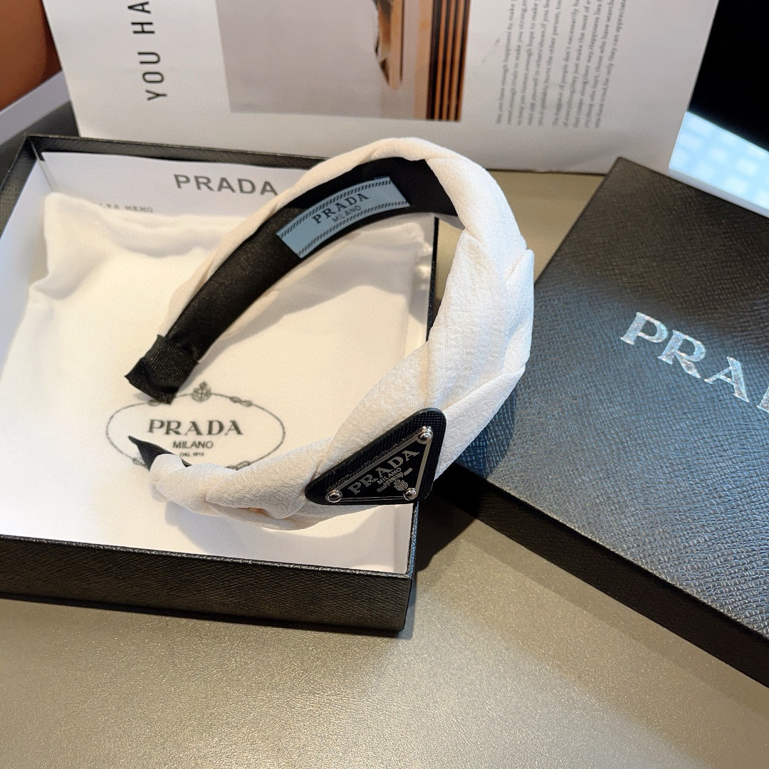 配包装
PRADA （普拉达） 倒三角新款潮流字母发箍。气质女神必备单品，非常百搭，时尚潮流， 戴上它满