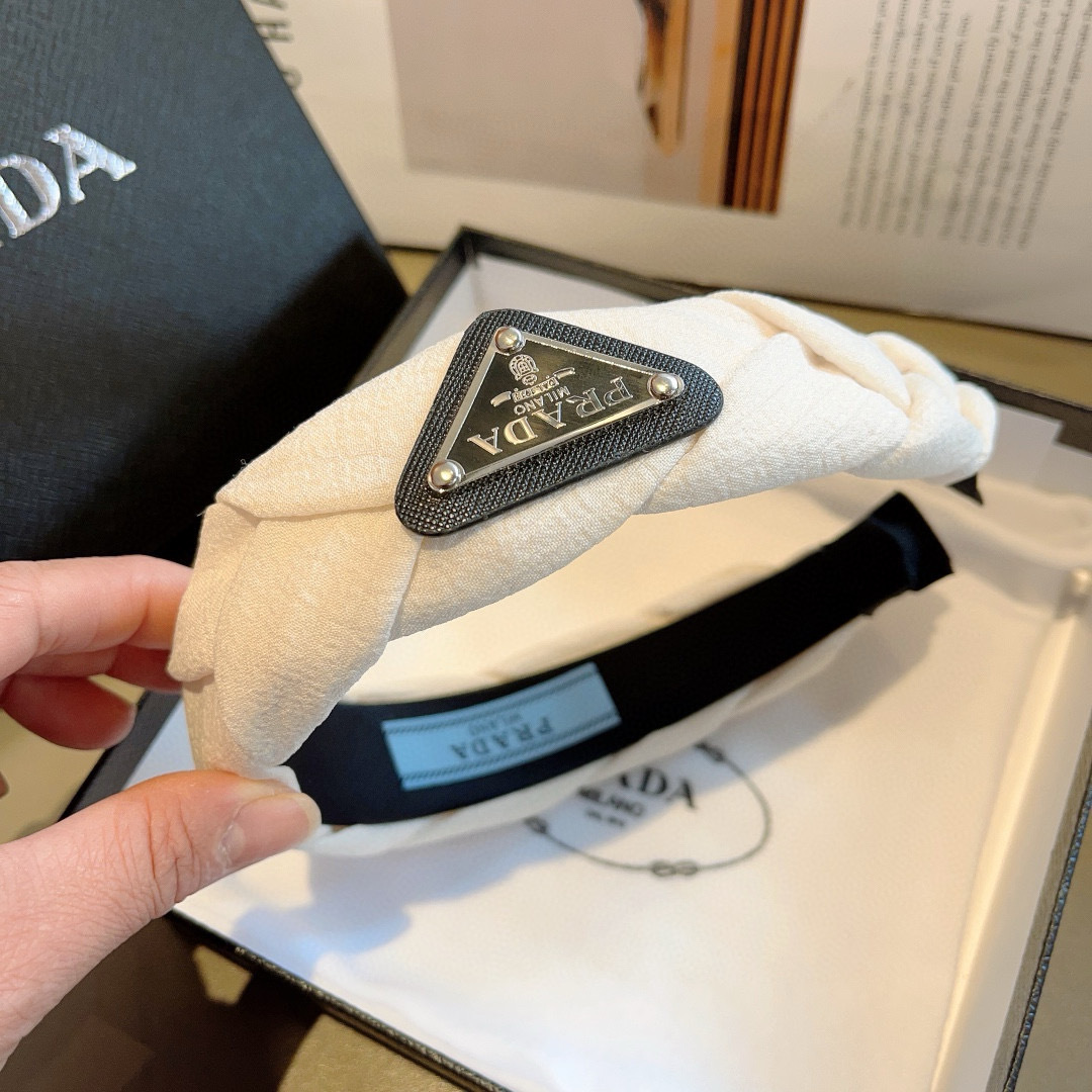 配包装
PRADA （普拉达） 倒三角新款潮流字母发箍。气质女神必备单品，非常百搭，时尚潮流， 戴上它满