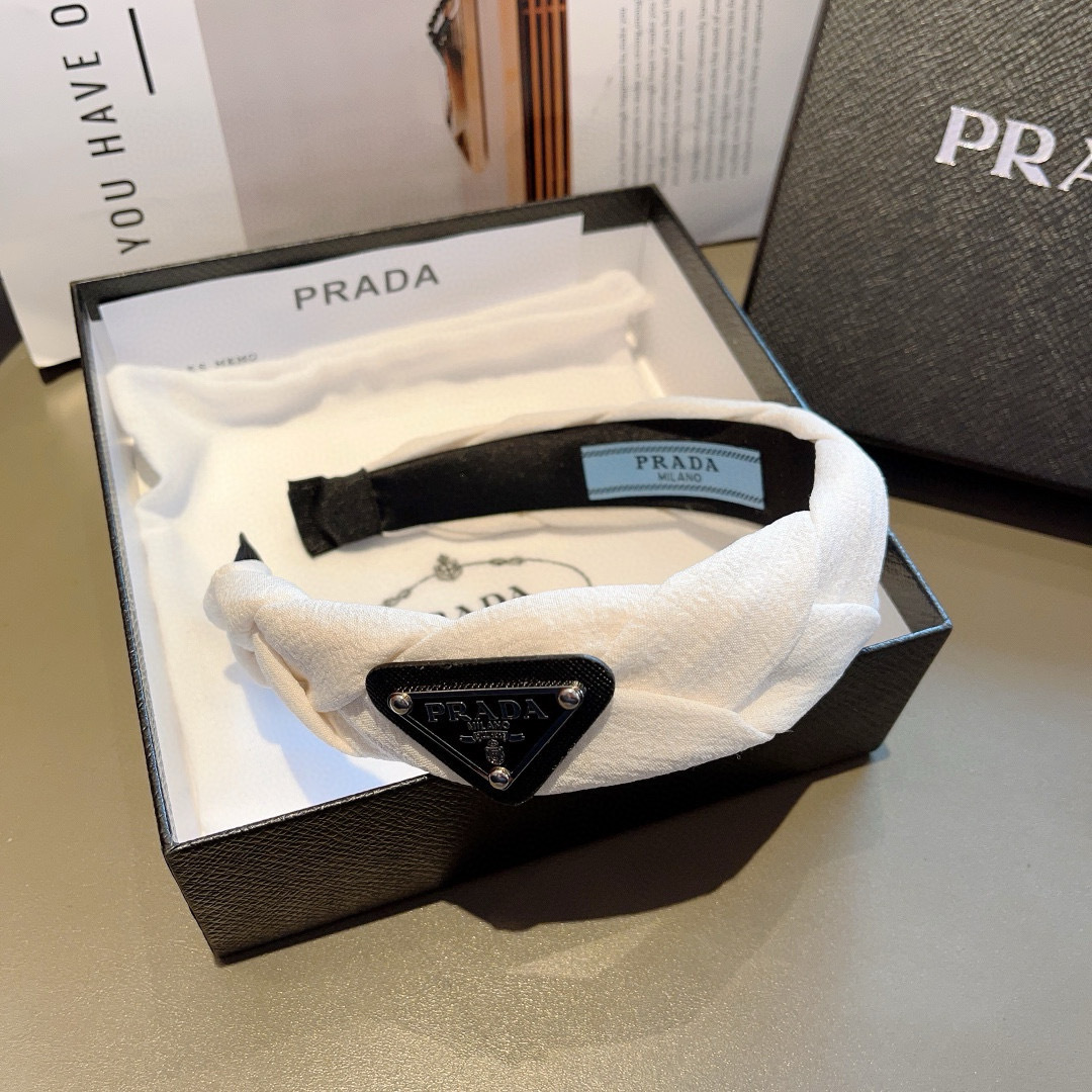 配包装
PRADA （普拉达） 倒三角新款潮流字母发箍。气质女神必备单品，非常百搭，时尚潮流， 戴上它满