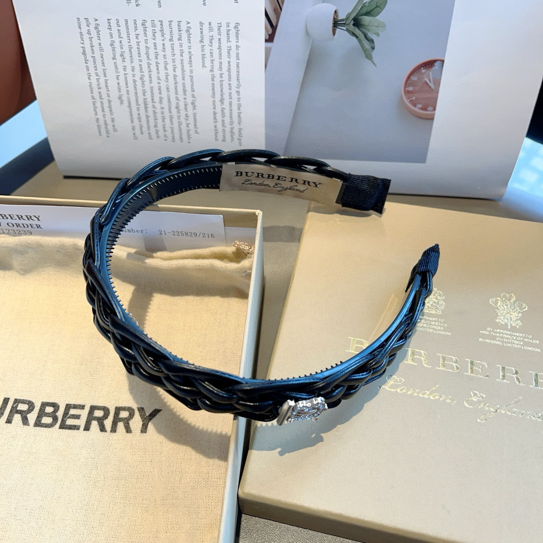 配包装
巴宝莉BURBERRY 新款高版本PU麻花发箍，网红新款头箍🎀细节全部实拍！非常耐看又百搭、适合