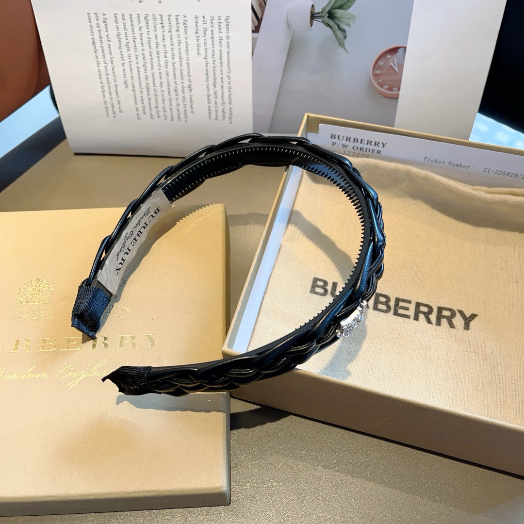 配包装
巴宝莉BURBERRY 新款高版本PU麻花发箍，网红新款头箍🎀细节全部实拍！非常耐看又百搭、适合