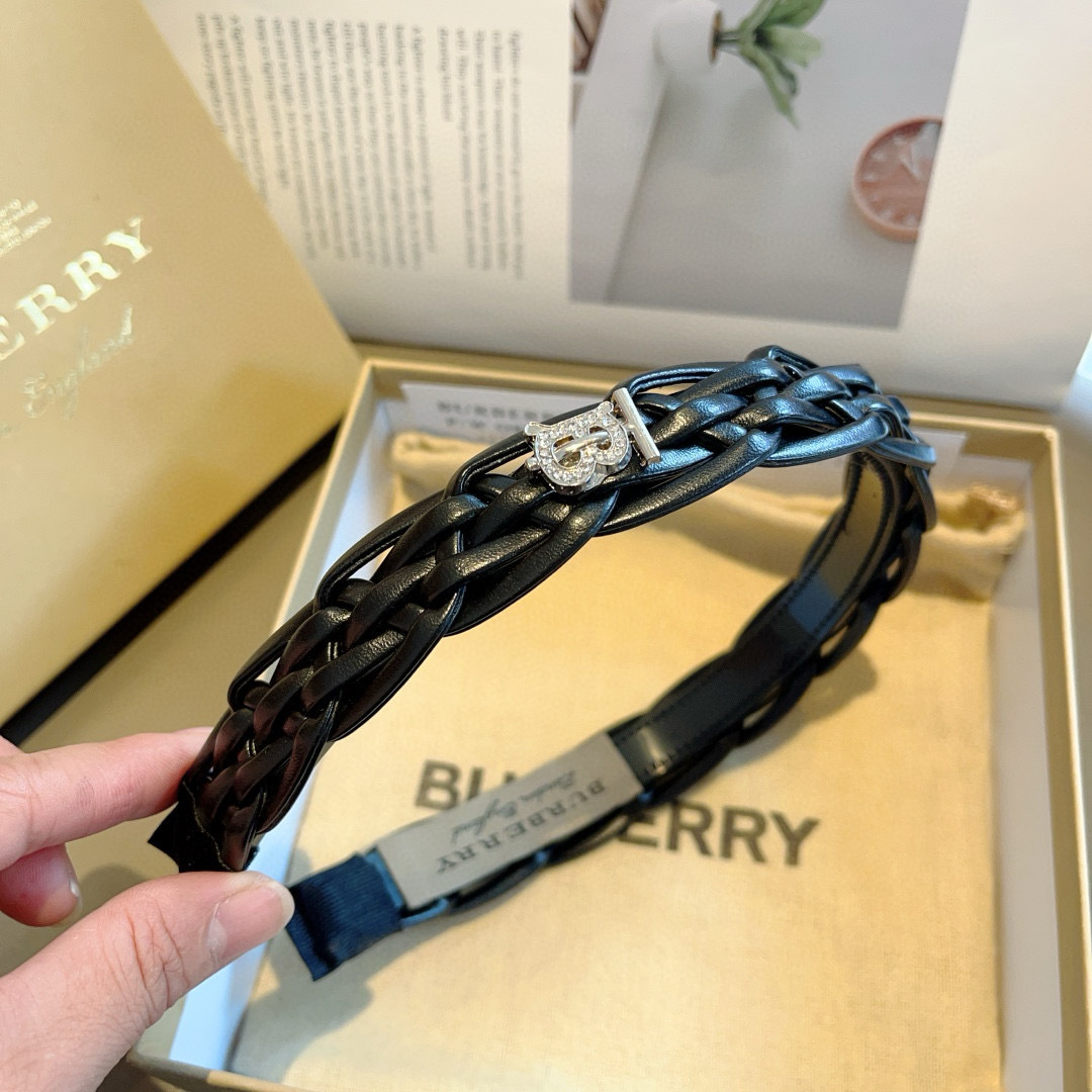 配包装
巴宝莉BURBERRY 新款高版本PU麻花发箍，网红新款头箍🎀细节全部实拍！非常耐看又百搭、适合
