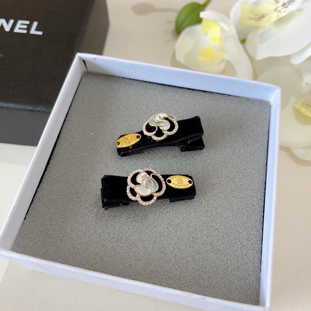 配包装 （一对）
CHANEL（香奈儿） 新款小香风山茶花BB夹、经典字母logo边夹刘海夹发饰， 高级
