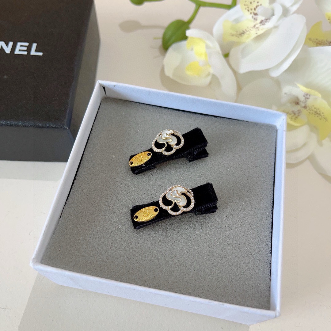 配包装 （一对）
CHANEL（香奈儿） 新款小香风山茶花BB夹、经典字母logo边夹刘海夹发饰， 高级