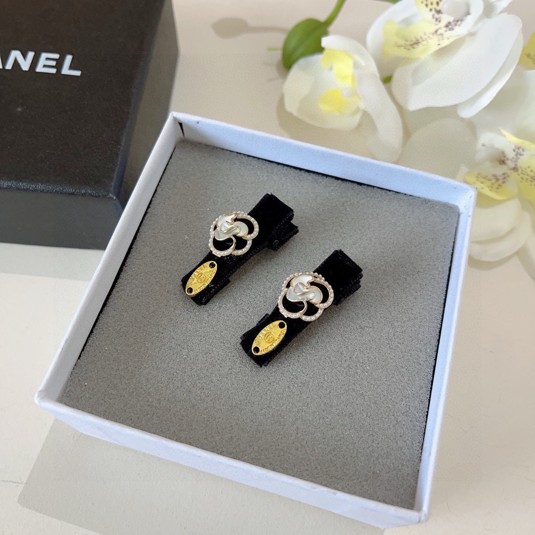 配包装 （一对）
CHANEL（香奈儿） 新款小香风山茶花BB夹、经典字母logo边夹刘海夹发饰， 高级