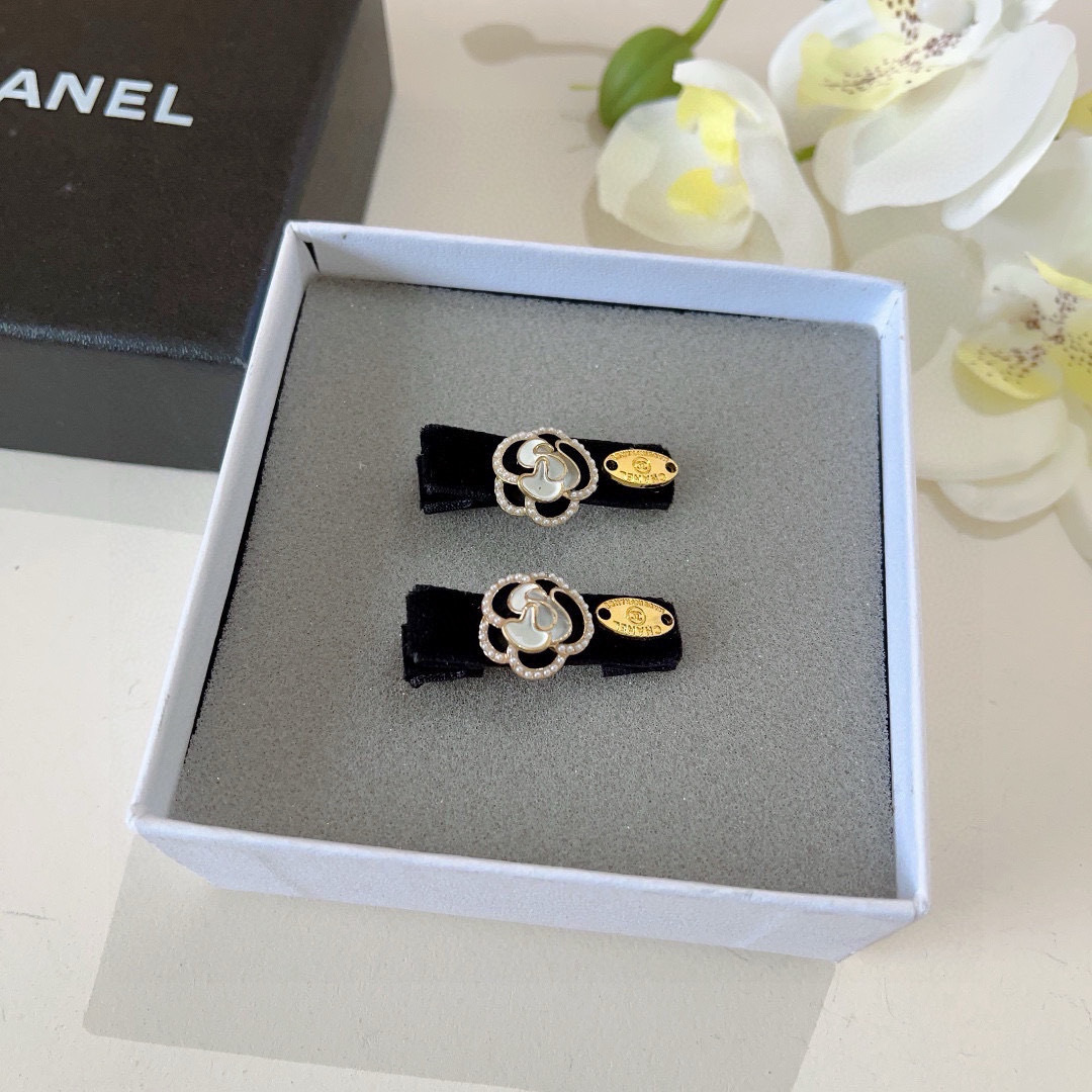 配包装 （一对）
CHANEL（香奈儿） 新款小香风山茶花BB夹、经典字母logo边夹刘海夹发饰， 高级
