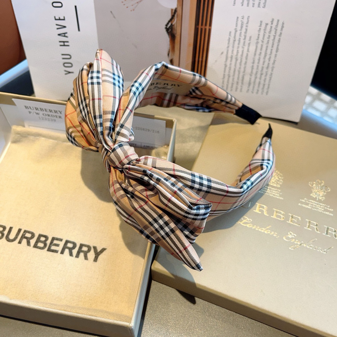 配包装
巴宝莉BURBERRY 新款蝴蝶结发箍，客供面料 🎀细节全部实拍！非常耐看又百搭、适合各种场合搭