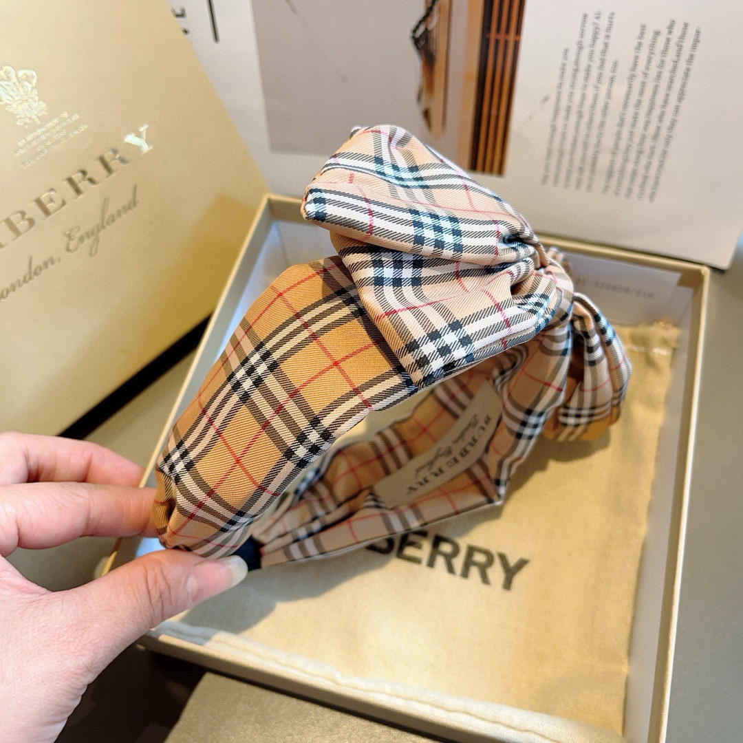 配包装
巴宝莉BURBERRY 新款蝴蝶结发箍，客供面料 🎀细节全部实拍！非常耐看又百搭、适合各种场合搭