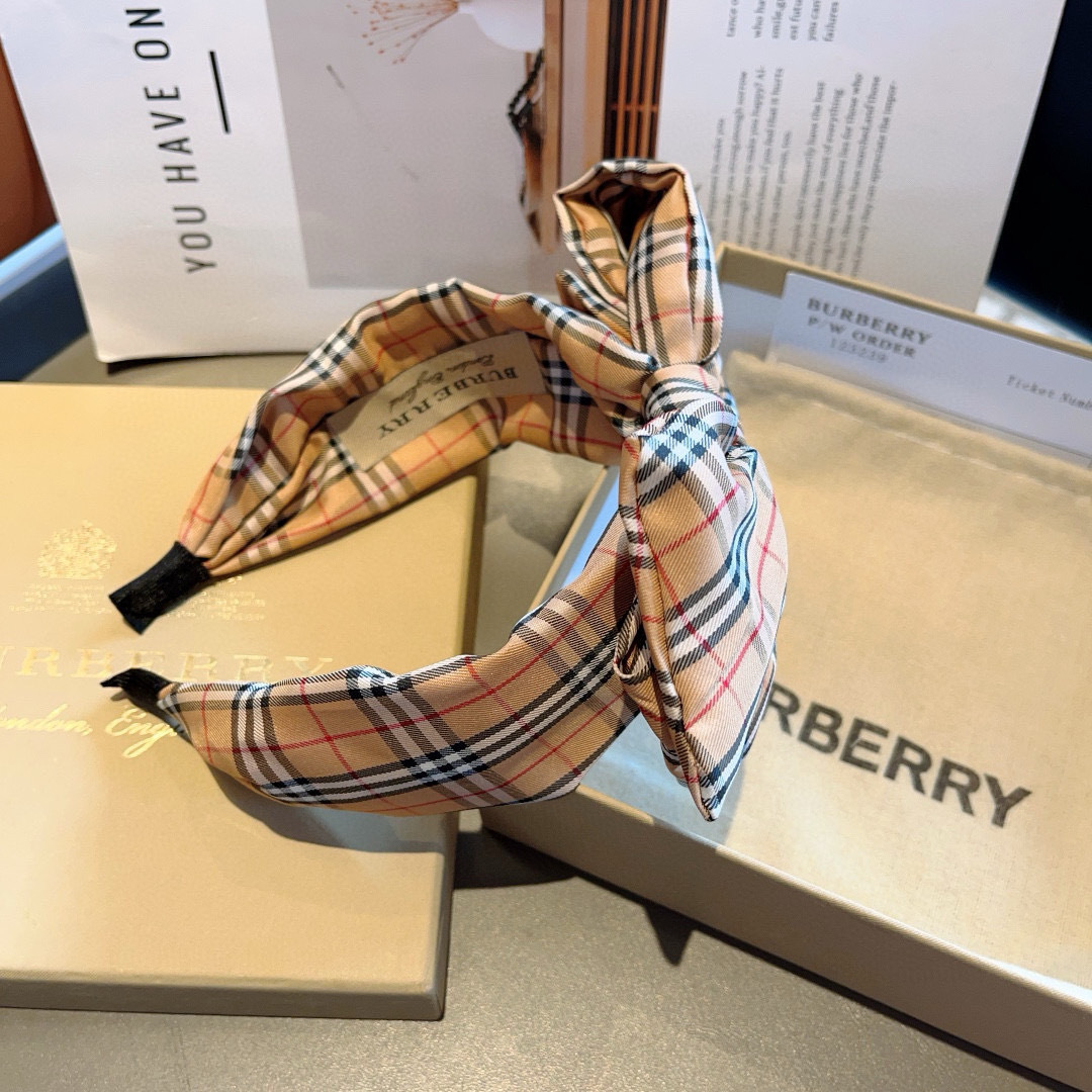 配包装
巴宝莉BURBERRY 新款蝴蝶结发箍，客供面料 🎀细节全部实拍！非常耐看又百搭、适合各种场合搭