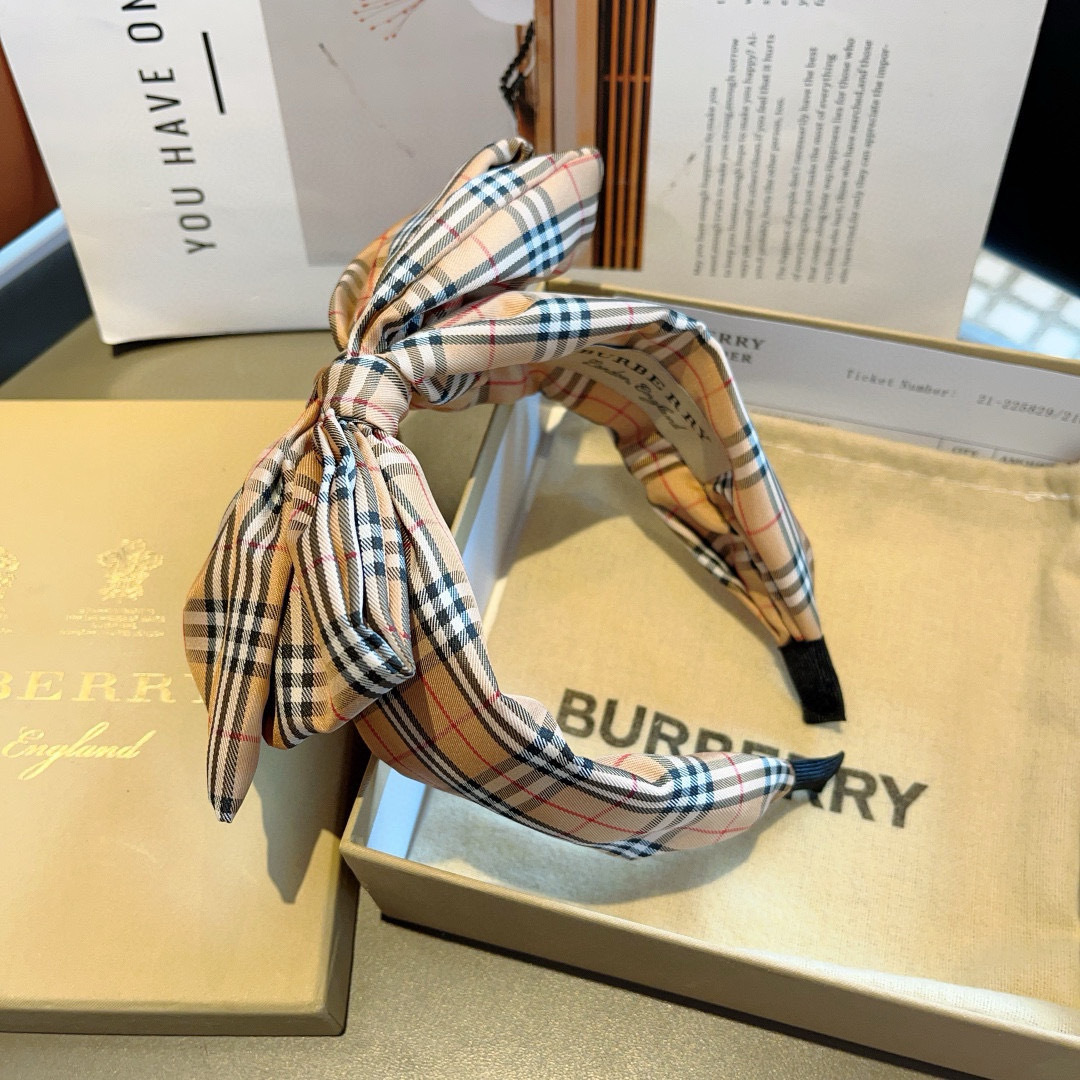 配包装
巴宝莉BURBERRY 新款蝴蝶结发箍，客供面料 🎀细节全部实拍！非常耐看又百搭、适合各种场合搭