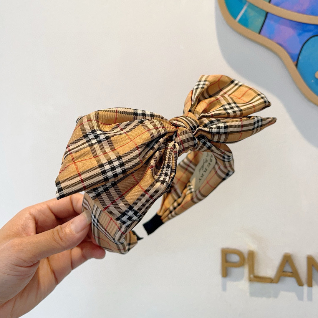 配包装
巴宝莉BURBERRY 新款蝴蝶结发箍，客供面料 🎀细节全部实拍！非常耐看又百搭、适合各种场合搭