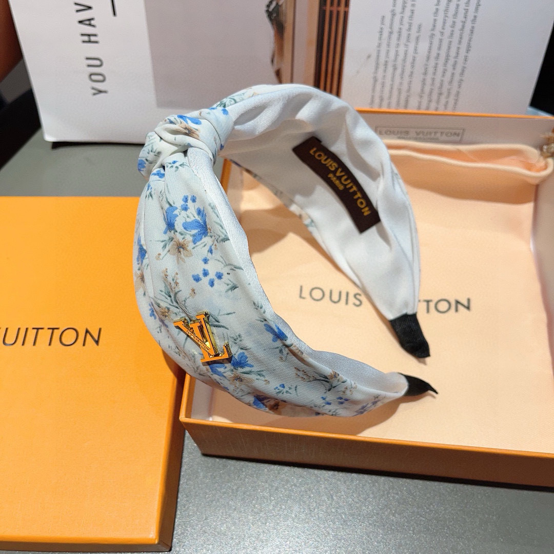 配包装
LV 路易威登 火爆新款绸面料宽版发箍，时尚头箍，专柜最最新款来袭💕时尚百搭，女神必入  ！