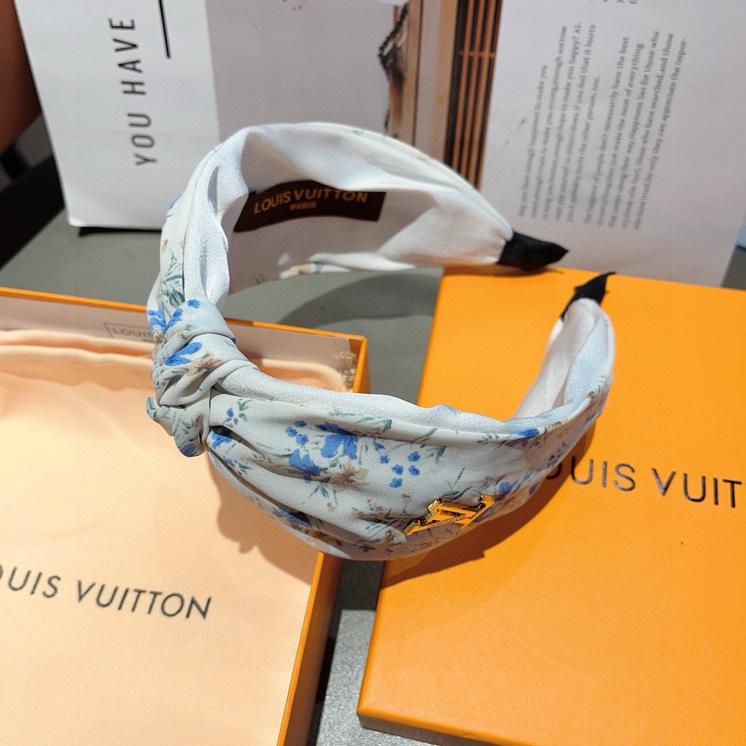 配包装
LV 路易威登 火爆新款绸面料宽版发箍，时尚头箍，专柜最最新款来袭💕时尚百搭，女神必入  ！