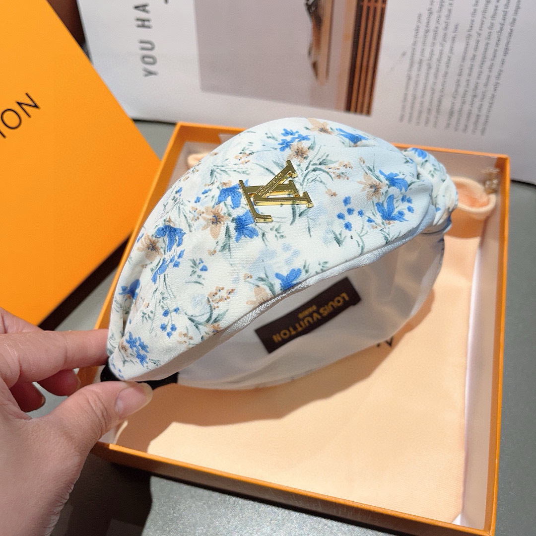配包装
LV 路易威登 火爆新款绸面料宽版发箍，时尚头箍，专柜最最新款来袭💕时尚百搭，女神必入  ！