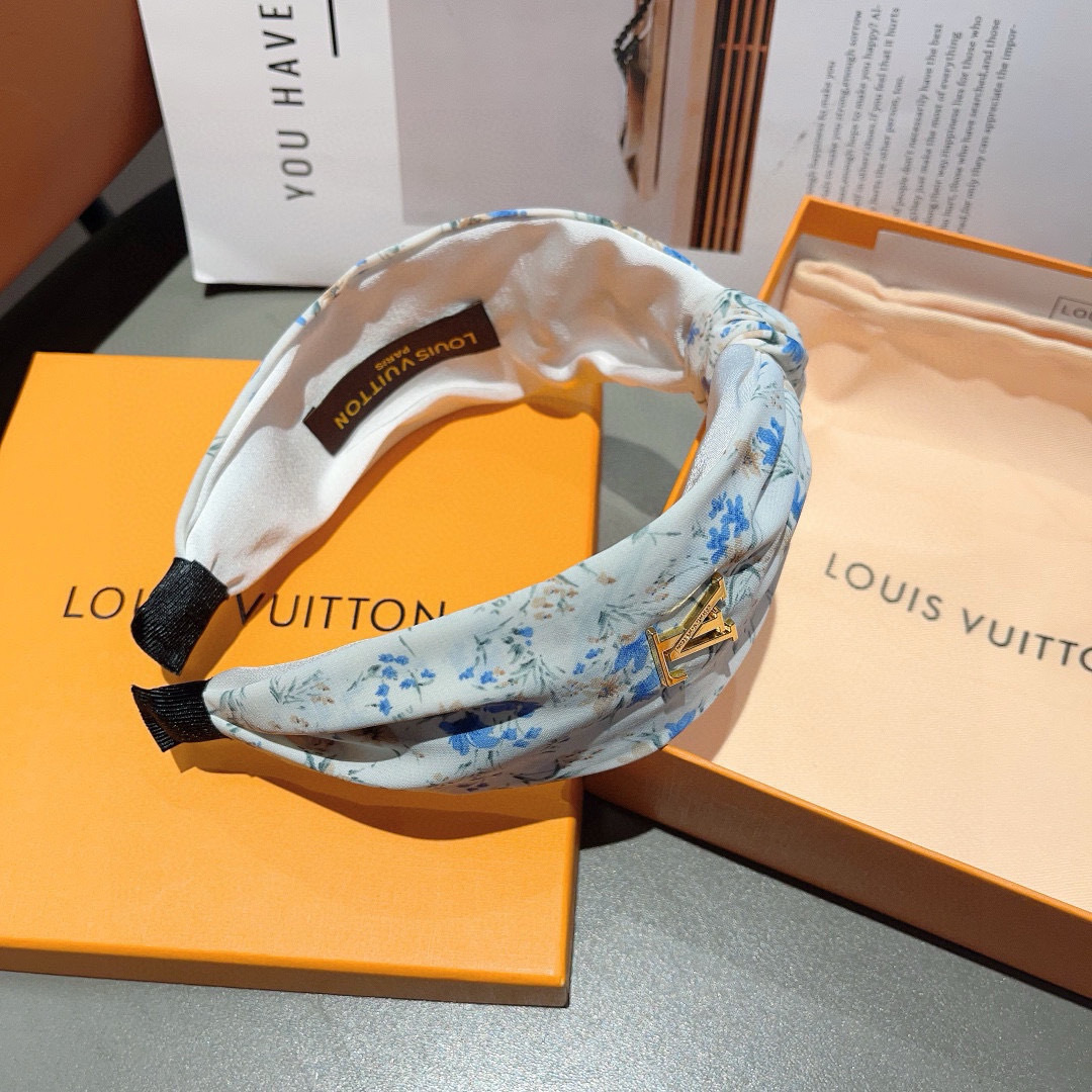 配包装
LV 路易威登 火爆新款绸面料宽版发箍，时尚头箍，专柜最最新款来袭💕时尚百搭，女神必入  ！
