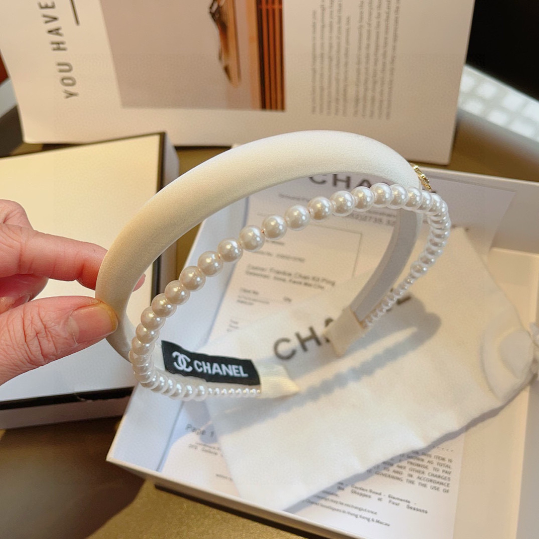 配包装
CHANEL（香奈儿）最新款小香珍珠发箍，新品巨显脸小头箍，网红爆款推荐 搭配高端双Ｃlogo 