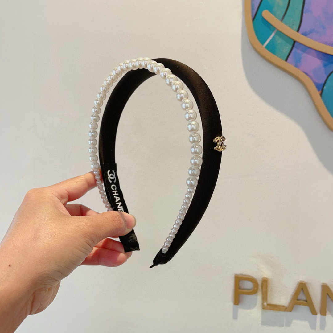 配包装
CHANEL（香奈儿）最新款小香珍珠发箍，新品巨显脸小头箍，网红爆款推荐 搭配高端双Ｃlogo 