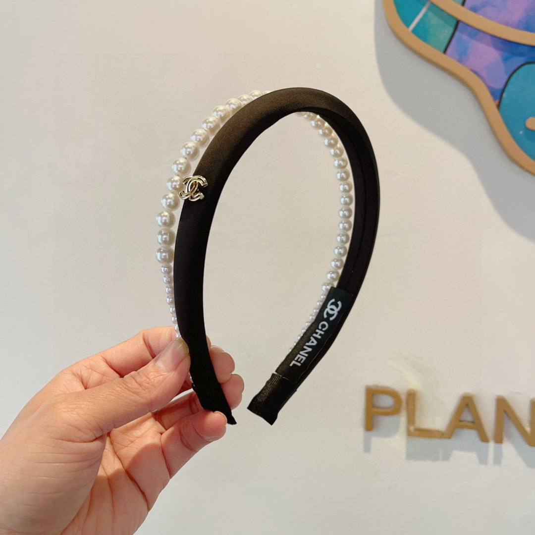 配包装
CHANEL（香奈儿）最新款小香珍珠发箍，新品巨显脸小头箍，网红爆款推荐 搭配高端双Ｃlogo 