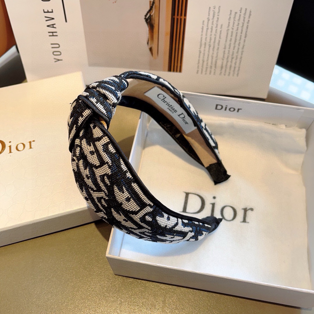 配包装
Dior（迪奥） 火爆新款D字母宽版发箍,专柜品质 让你的魅力绽放 清新淑女范让时尚更简单。