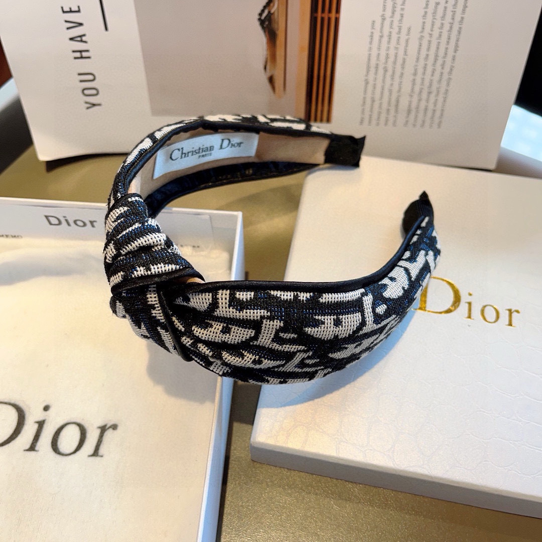 配包装
Dior（迪奥） 火爆新款D字母宽版发箍,专柜品质 让你的魅力绽放 清新淑女范让时尚更简单。