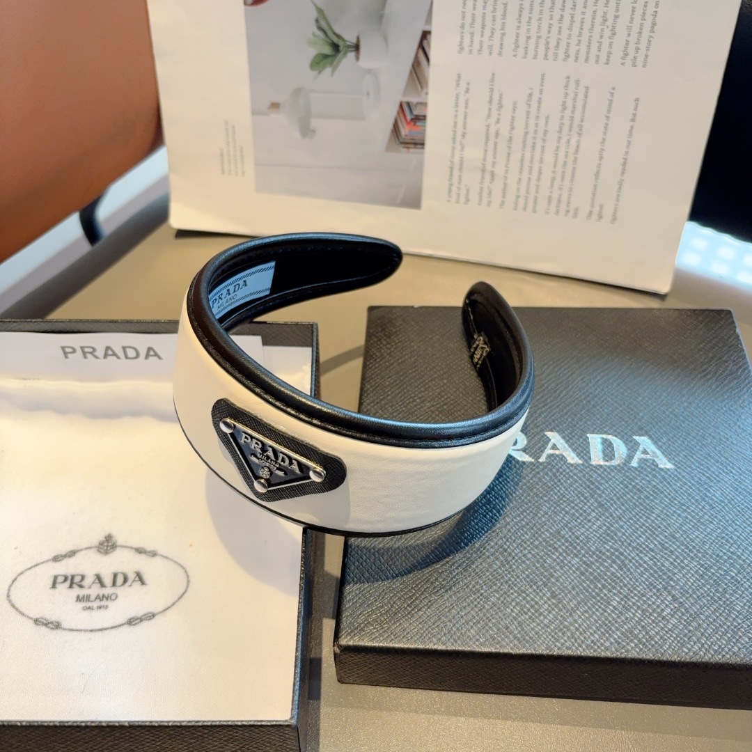 配包装
PRADA （普拉达） 倒三角新款潮流羊皮发箍。气质女神必备单品，非常百搭，时尚潮流， 戴上它满
