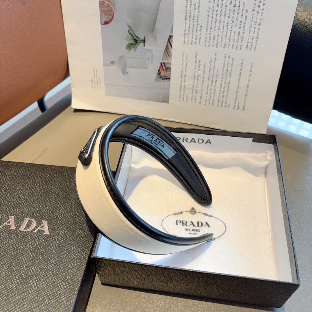 配包装
PRADA （普拉达） 倒三角新款潮流羊皮发箍。气质女神必备单品，非常百搭，时尚潮流， 戴上它满