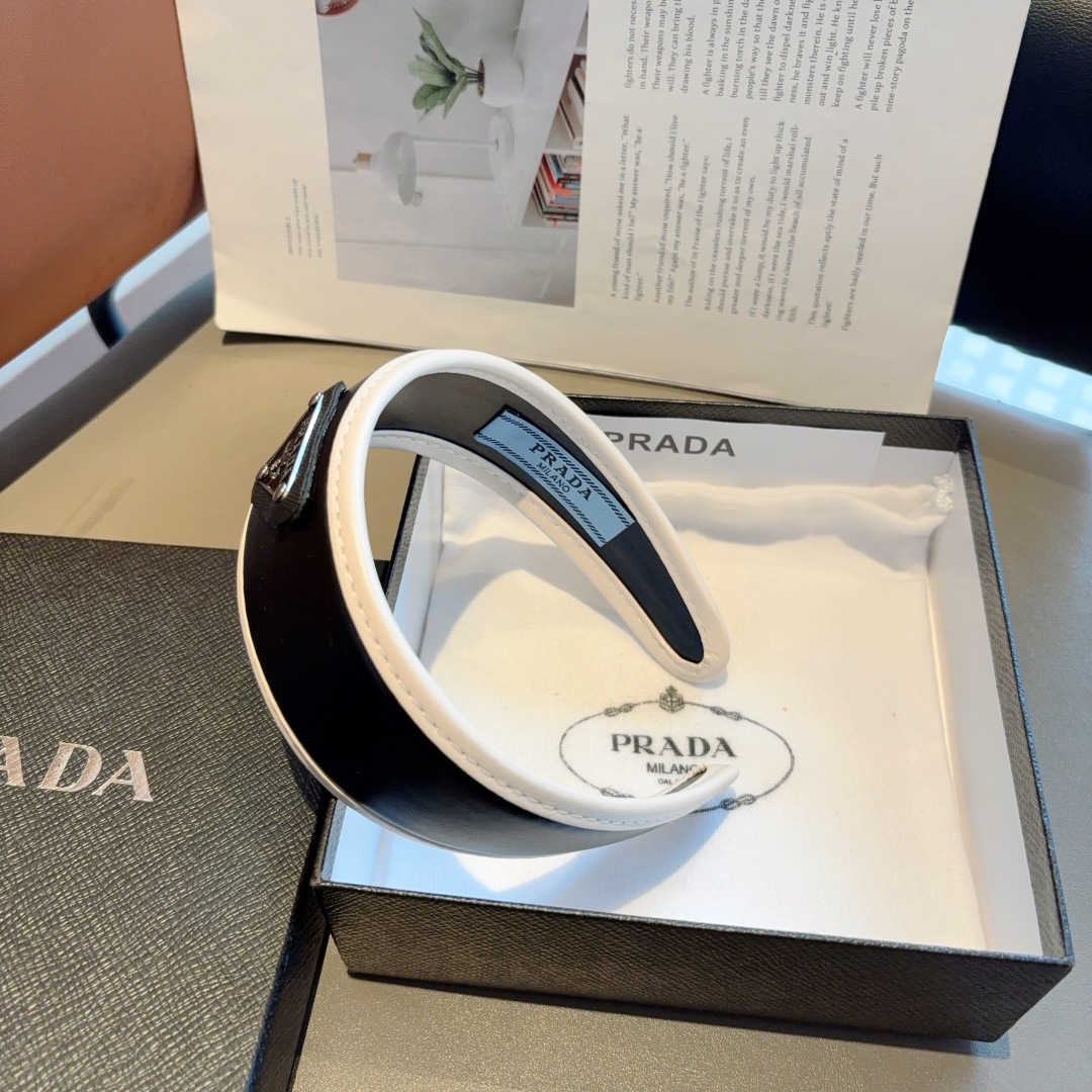 配包装
PRADA （普拉达） 倒三角新款潮流羊皮发箍。气质女神必备单品，非常百搭，时尚潮流， 戴上它满