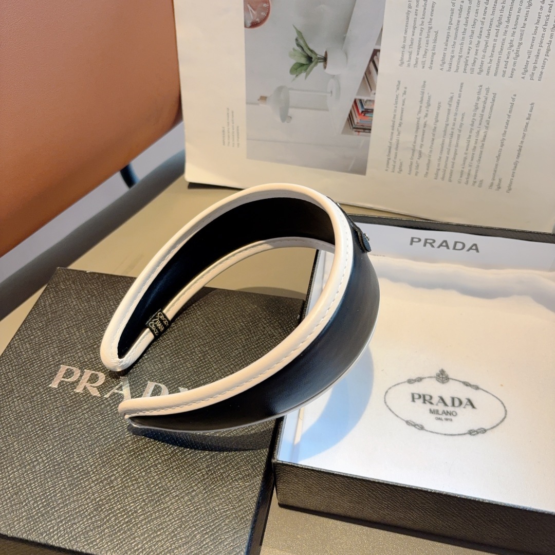 配包装
PRADA （普拉达） 倒三角新款潮流羊皮发箍。气质女神必备单品，非常百搭，时尚潮流， 戴上它满