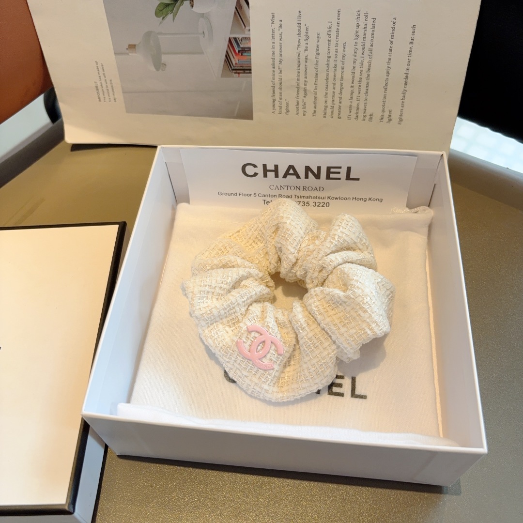 配包装
CHANEL（香奈儿）网红新款发圈，精致肠圈皮筋，佩戴舒适无压力，造型搭配必备！非常时尚百搭！女