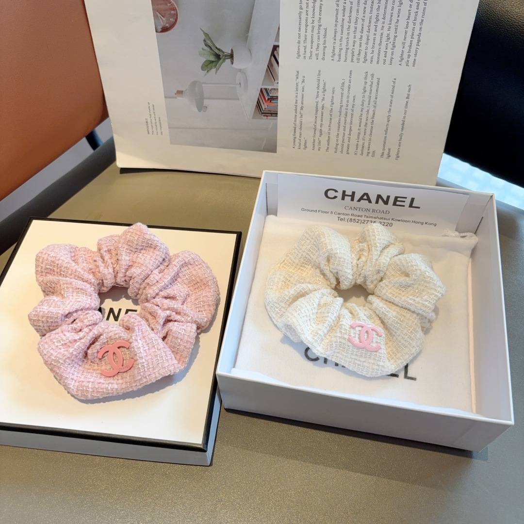 配包装
CHANEL（香奈儿）网红新款发圈，精致肠圈皮筋，佩戴舒适无压力，造型搭配必备！非常时尚百搭！女
