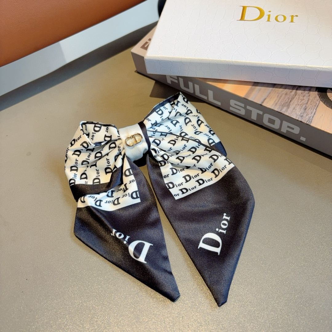配包装
Dior（迪奥）明星同款蝴蝶结发夹 弹弓夹 网红推荐款♥ 经典蝴蝶结头饰，超级百搭哦！敲黑板推荐