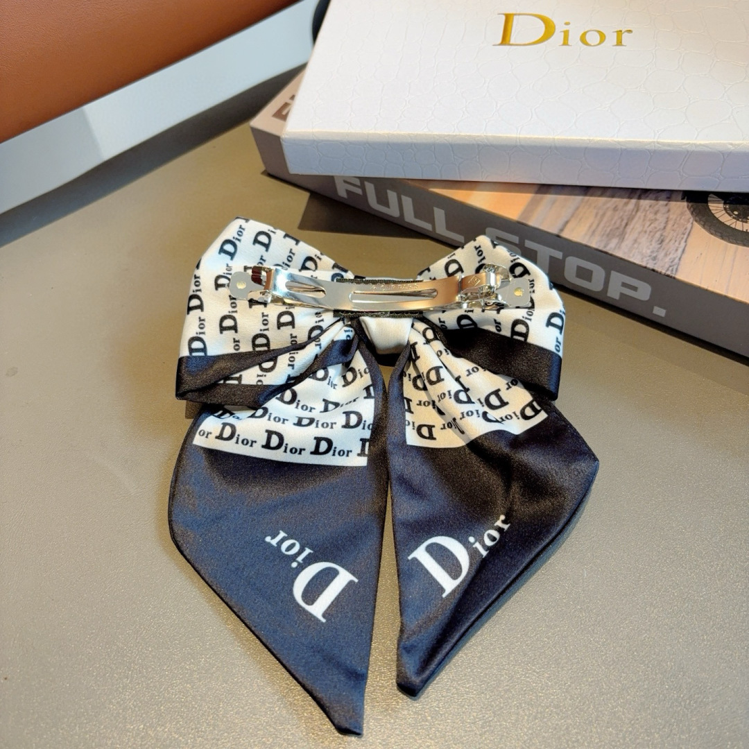 配包装
Dior（迪奥）明星同款蝴蝶结发夹 弹弓夹 网红推荐款♥ 经典蝴蝶结头饰，超级百搭哦！敲黑板推荐