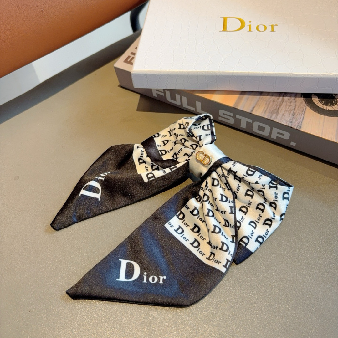 配包装
Dior（迪奥）明星同款蝴蝶结发夹 弹弓夹 网红推荐款♥ 经典蝴蝶结头饰，超级百搭哦！敲黑板推荐